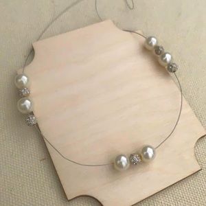 Suspended pearl necklace